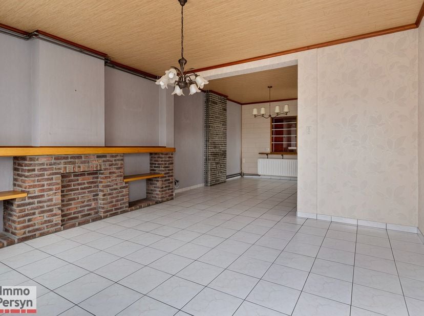 Deze karaktervolle woning, gelegen aan Slangenberg 105 in Scherpenheuvel-Zichem, biedt een uitgelezen kans voor wie op zoek is naar een renovatieproje