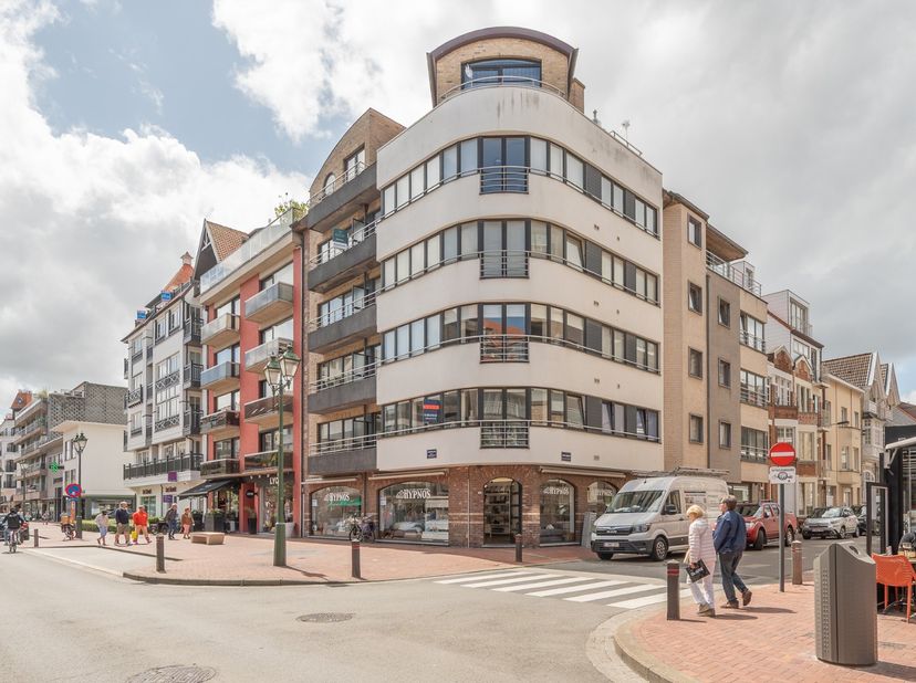 Res. Galaxy&lt;br /&gt;
&lt;br /&gt;
Cet appartement est situé sur la Lippenslaan dans le centre de Knokke. L&#039;appartement est situé sur un coin, il y a donc beauc