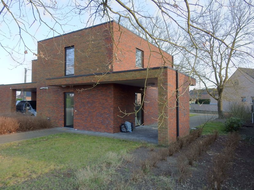 Deze gezellige en energiezuinige gezinswoning gelegen te Peerderbaan telt 3 slaapkamers. &lt;br /&gt;
De INDELING leest u hieronder;&lt;br /&gt;
Het GELIJKVLOERS