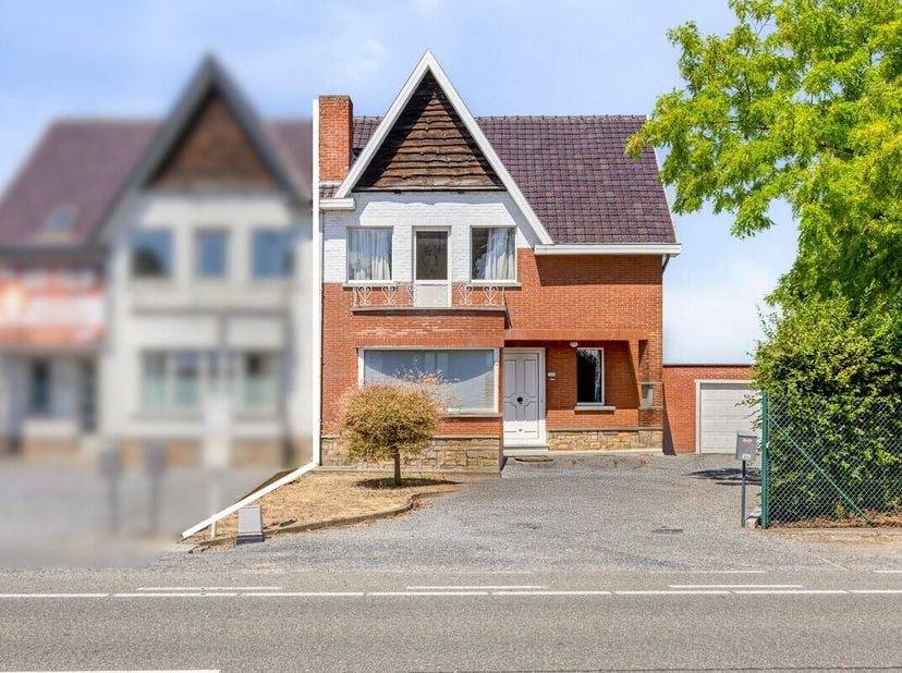 Op zoek naar een woning met potentieel en ruimte om jouw woonideeën te realiseren? Deze halfopen bebouwing op de Hasseltsesteenweg in Sint-Truiden bie