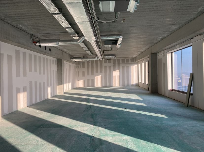 Espace de bureau de nouvelle construction d&#039;une superficie brute de 893 m²+73 m² de terrasse au 4ème étage du projet R. Plaza situé dans un emplacemen