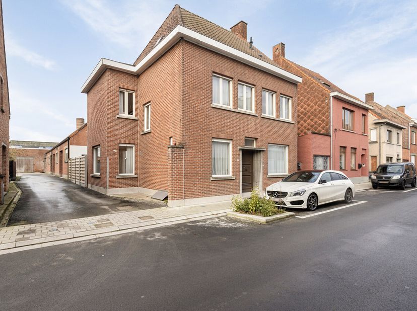 Située au cur d&#039;Ardooie, cette maison prête à emménager d&#039;une surface habitable de 217 m² offre beaucoup d&#039;espace et de confort. Grâce à son emplaceme