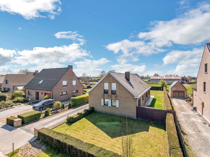 Bent u op zoek naar een ruime woning met veel potentieel en een groot perceel?&lt;br /&gt;
Dan is deze open bebouwing, gelegen op een perceel van 1361 m², p