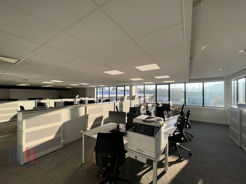 Ce superbe espace de bureaux de 505 m² offre un environnement de travail moderne et professionnel parfaitement adapté aux besoins des entreprises d&#039;au