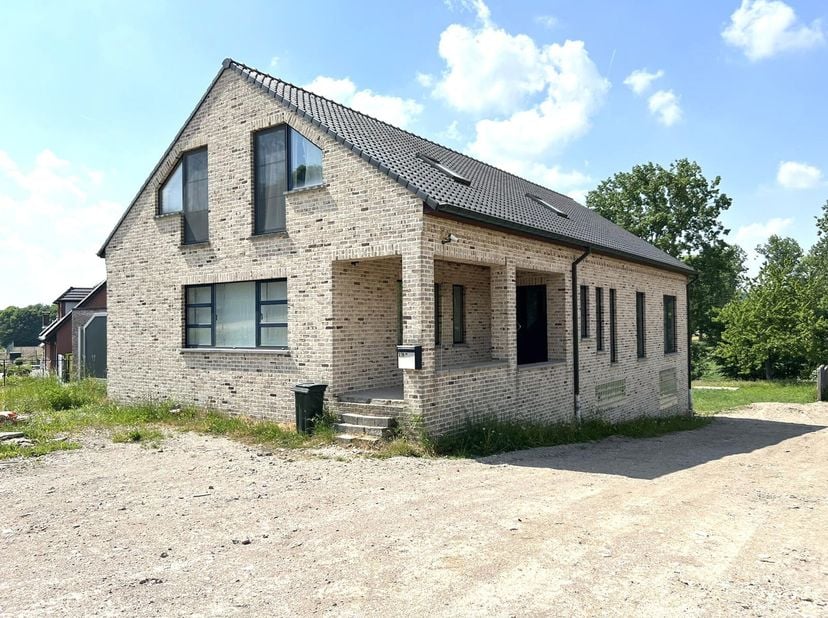 Goed en commercieel gelegen recente VILLA. 24 ZONNEPANELEN met BATTERIJ en certificaten, regenwater, volledig onderkelderd. INDELING: inkom, gezellige
