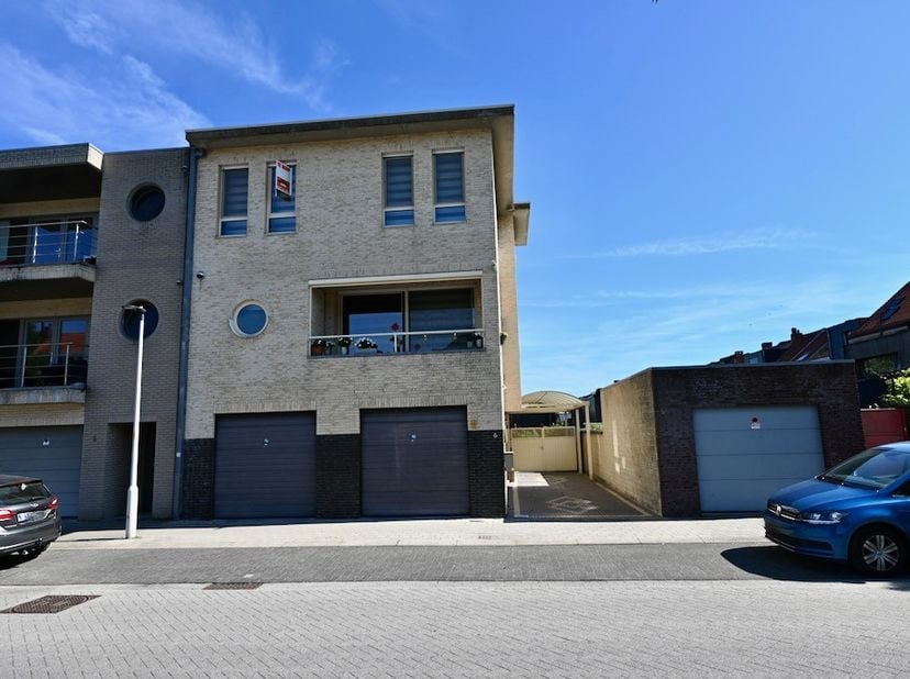 Unieke Kangoeroewoning of woning met studio ! &lt;br /&gt;
&lt;br /&gt;
Indeling : &lt;br /&gt;
Inkomhal , dubbele garage , trap naar de 1 ste verdieping waar zich de h