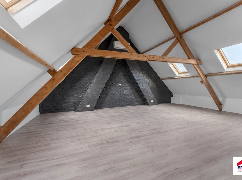 Volledig gerenoveerde woning met 4 slaapkamers, 2 badkamers en garage in centrum Wakken!Ligging: Centrumligging, vlakbij openbaar vervoer, bakker, hor