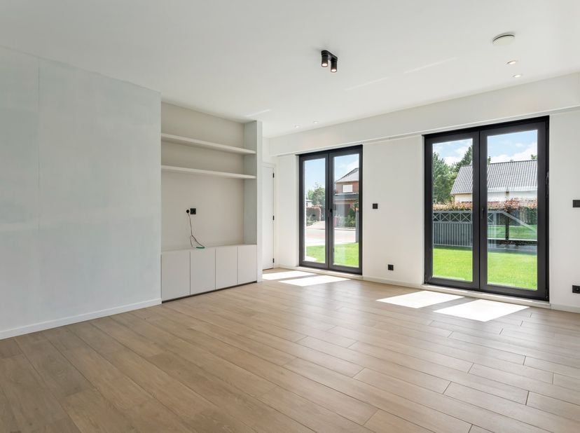 Deze vrijstaande villa nabij het centrum van Hoogstraten op perceel van 968 m² kende in 2025 een totaalrenovatie. Ze is voorzien van een hoogwaardige