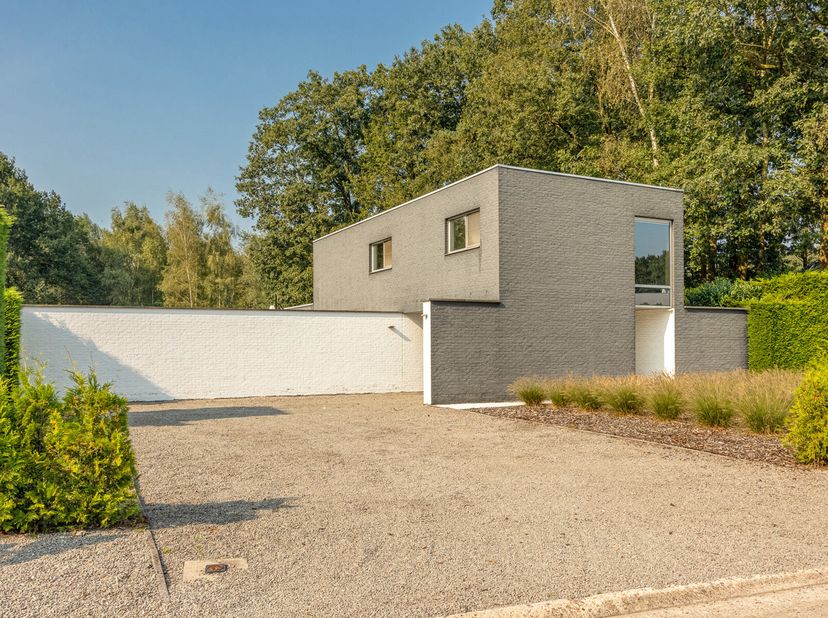 Ontdek deze prachtige woning, volledig ingericht in moderne stijl en gelegen op een riant perceel van 2.065m². Met zijn open indeling en strakke afwer