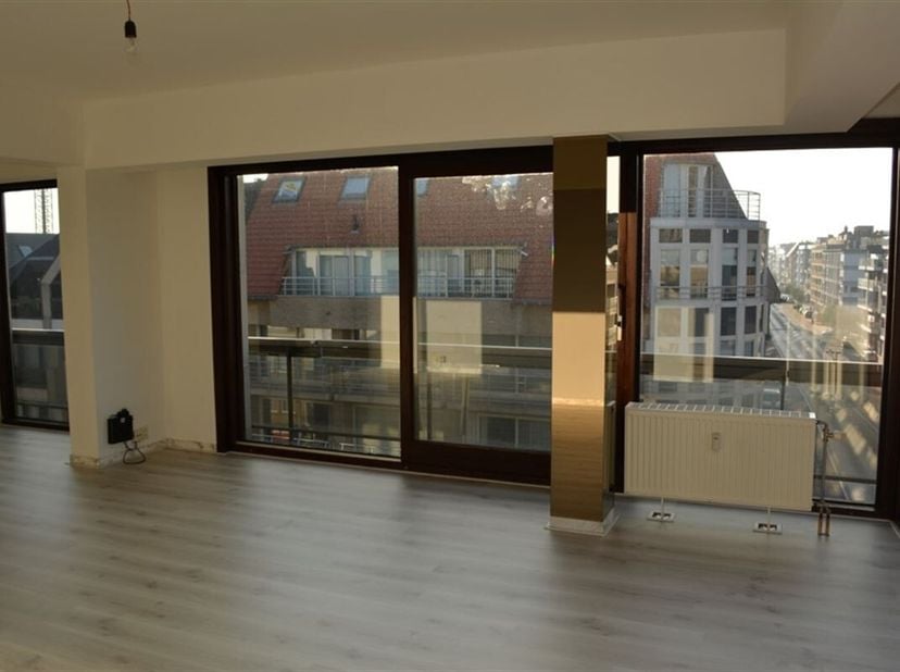 Ongemeubeld hoek appartement met 2 slaapkamers op de 4e verdieping gelegen in het centrum van Middelkerke. Het appartement beschikt over een inkomhal