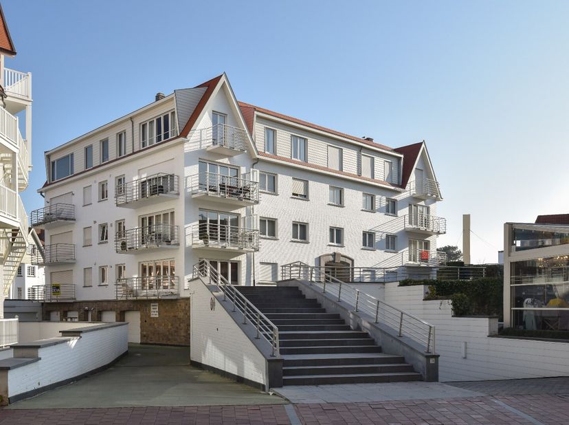 Makkelijk toegangelijke garage tussen het Albert - en Driehoeksplein op het gelijkvloers met een diepte van 6,6 meter en breedte 2.7 meter.