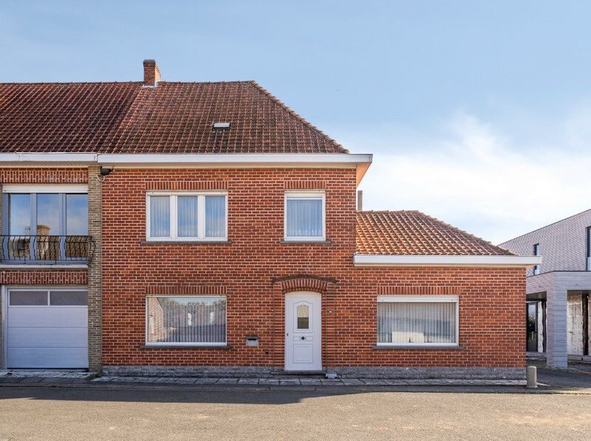 Rustig gelegen te renoveren halfopen bebouwing te koop in Ooigem.Deze woning in Ooigem geniet van een zeer rustige ligging in een doodlopende straat.