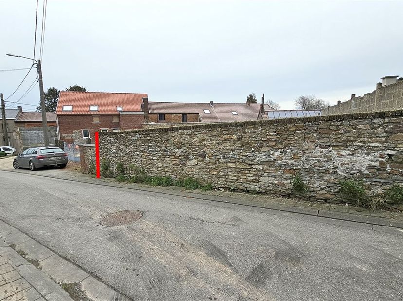 Terrain à bâtir de 2 ares 64 ca.&lt;br /&gt;
Proposant 17 mètres de façade.&lt;br /&gt;
Situé en zone d&#039;habitat.&lt;br /&gt;
RC: A fixer.&lt;br /&gt;
Prix: Offre à partir de