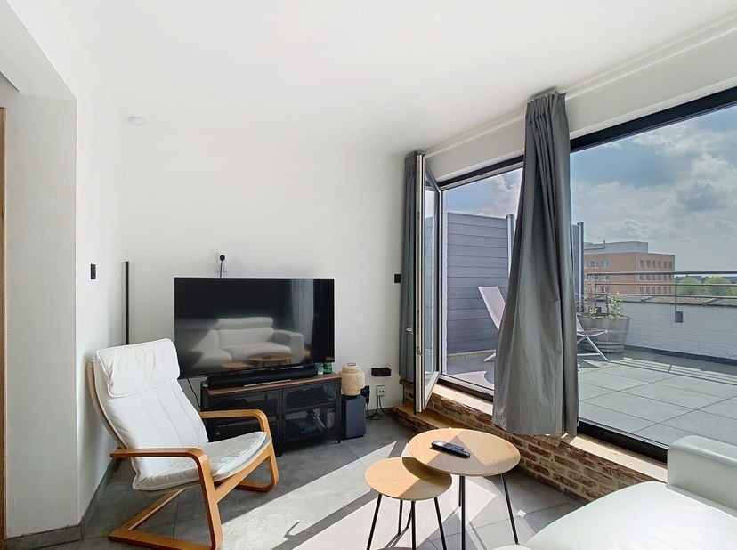 Welkom bij onze prachtige studio, te huur op de vijfde verdieping van Sint-Pieterskaai 47, gelegen in het betoverende Brugge. Deze studio is een echt