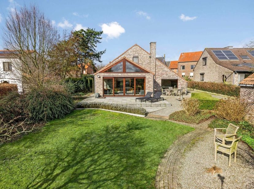 Wij hebben het genoegen deze vrijstaande woning met prachtige tuin te koop aan te bieden.&lt;br /&gt;
&lt;br /&gt;
Deze lichtrijke woning, gesitueerd op een prach