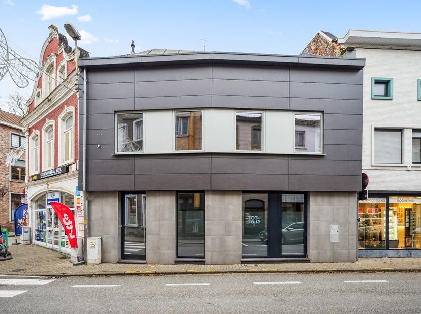 Een stijlvol gerenoveerde stadswoning in het hart van Tienen. Deze volledig gerenoveerde woning uit 2024 biedt modern comfort op een toplocatie. Dankz