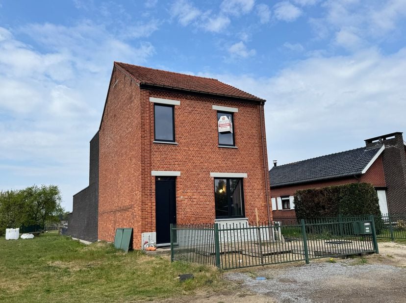 Ben je op zoek naar een woning met ruimte, potentieel en vooral véél mogelijkheden?&lt;br /&gt;
Dan is deze halfopen bebouwing op Meeënheide 96 in Genk miss