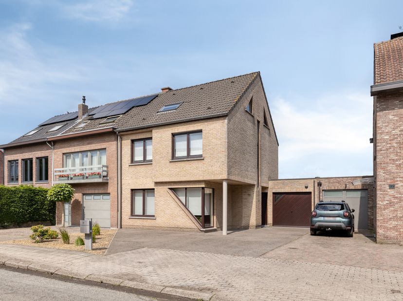 Bent u op zoek naar een stijlvolle instapklare woning met 4 (en mogelijkheid tot 5) slaapkamers en een zonnige tuin? Deze energiezuinige halfopen bebo