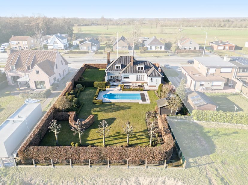 Deze charmante woning met gelijkvloerse slaapkamers is gelegen op een perceel van liefst 1359m² aan de rand van Maldegem. De ligging in &quot;woongebied me