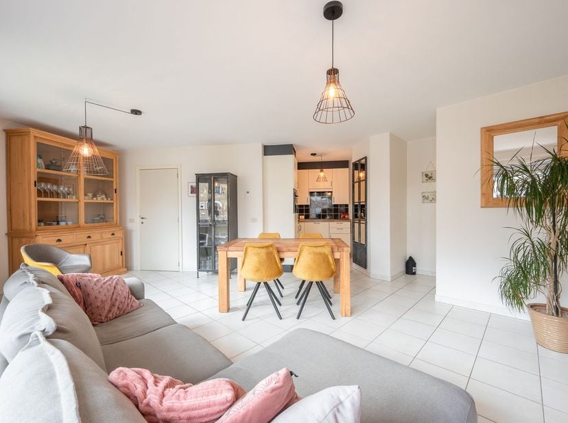 Ontdek dit instapklare en volledig afgewerkte gelijkvloerse appartement op een uitstekende locatie in De Haan. Uitstekend gelegen op wandelafstand van