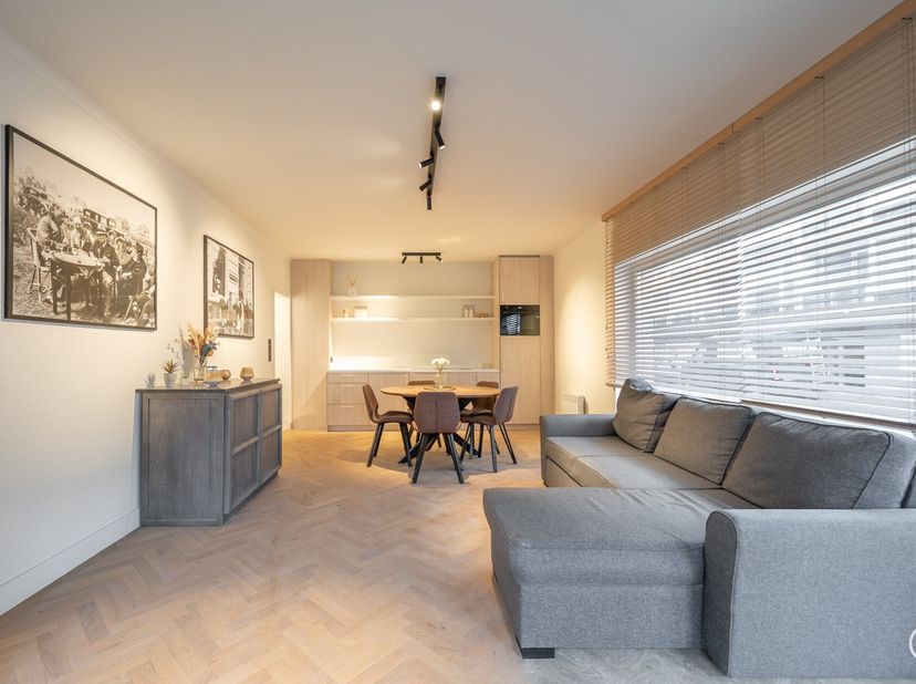 Aangenaam HOEK-handelspand gelegen op de hoek van de Zoutelaan en de Montgomerylaan te Knokke.&lt;br /&gt;
Indeling:&lt;br /&gt;
Aparte individuele inkomhall, moo
