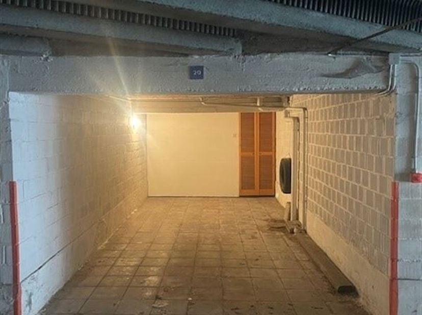 A proximité du Te Boelaer Park, nous vous proposons ces box semi-ouverts n° 20 et 21 dans ce petit complexe de garages.&lt;br /&gt;
L&#039;entrée se fait par la