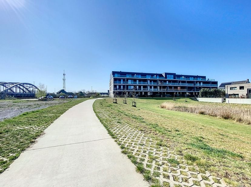 Cet appartement de 2 chambres prêt à emménager allie confort, espace et un emplacement idéal dans le centre d&#039;Aalter-Brug. Grâce aux deux terrasses sp