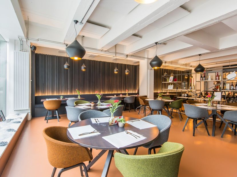 De horecazaak bevindt zich in het bruisende Ondernemerscentrum Roeselare. Je vindt er een modern gemeubelde zaal met plaats voor 80 couverts en een vo