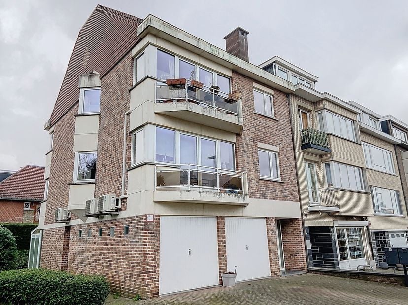 Plan je bezoek in op www.living-stone.be&lt;br /&gt;
Charmant appartement 90 m² met 2 slaapkamers en garage.&lt;br /&gt;
2e verdieping zonder lift.&lt;br /&gt;
Dit appa