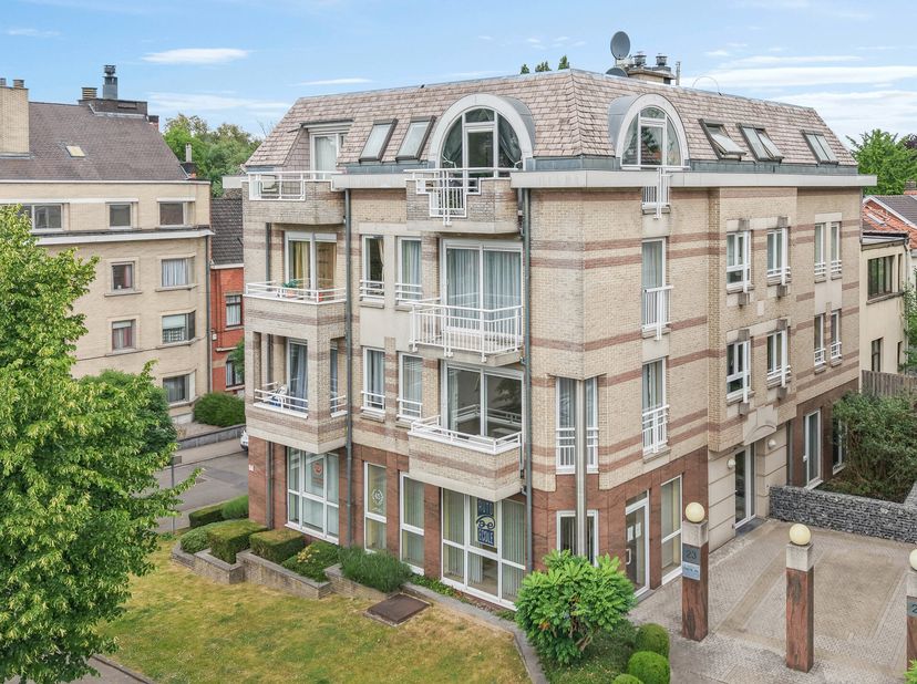 Maxime Real Estate vous propose ce bel appartement 2 chambres.&lt;br /&gt;
Excellente situation à proximité du Woluwe Shopping Center, transports en commun