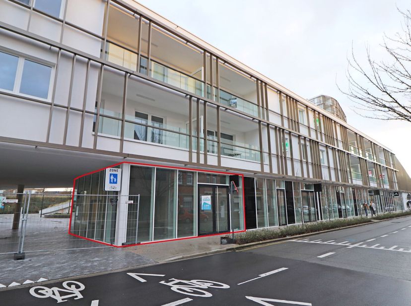 Deze uiterst commerciële ruimte (123 m²) maakt deel uit van het nieuwe project &quot;Roelevard&quot; in hartje Roeselare.&lt;br /&gt;
Ideaal gelegen nabij het station