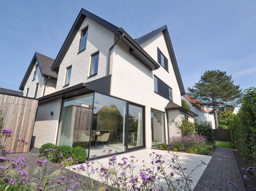 Deze prachtige nieuwbouwvilla, gelegen in het rustige Duinbergen, is een unieke vondst, op slechts een steenworp afstand van Park 58 en nabij het brui