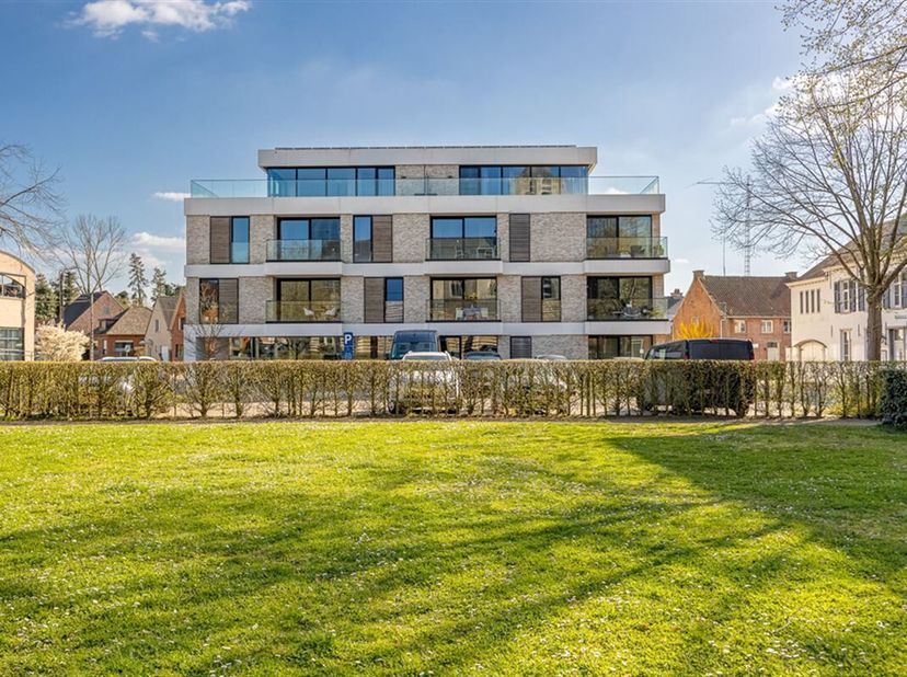 Bent u op zoek naar een moderne en instapklare assistentiewoning in het centrum van Werchter? Dan is deze gloednieuwe assistentiewoning, gelegen op de
