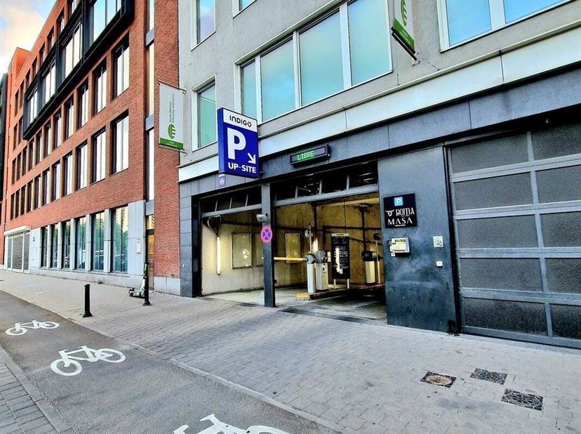 Beveiligde ondergrondse parking in het Upsite complex, Brussel. Profiteer van deze unieke kans om een beveiligde parkeerplaats te verwerven in een van