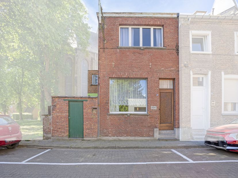 maison à rénover à vendre à Niel&lt;br /&gt;
disposition:&lt;br /&gt;
rez-de-chaussée:&lt;br /&gt;
- hall d&#039;entrée&lt;br /&gt;
- salon&lt;br /&gt;
- salle à manger&lt;br /&gt;
- cuisine&lt;