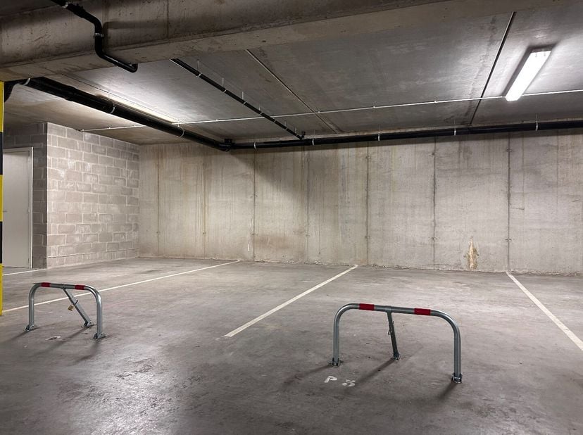 Ondergrondse parkeerplaats P5 in het centrum van Gistel, op een boogscheut van de markt.&lt;br /&gt;
Dat alles vervat in een stijlvol, functioneel en duurza