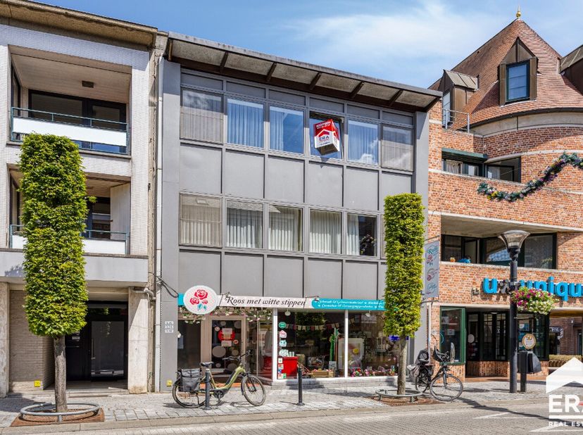 In het bruisende centrum van Geel vlakbij verschillende horecazaken en winkels vind je dit charmant appartement. Met zijn 2 ruime slaapkamers, grote r