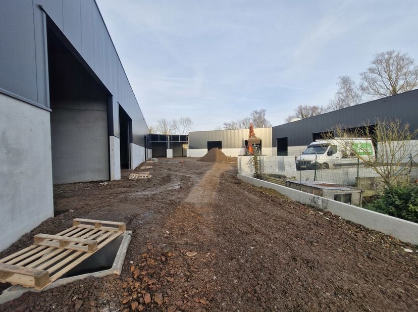 Nouvelle construction - Projet industriel / PME à vendre à Ath . Situé à proximité de l&#039;E429, N7 et N 56.&lt;br /&gt;
Unités de +/- 135 m² à +/- 263 m² + pa