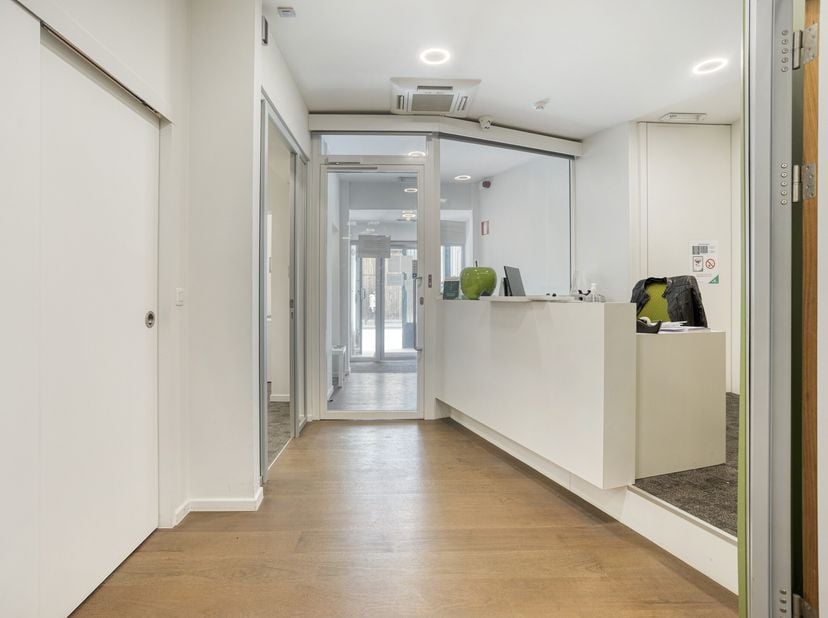 Dit bankkantoor met bovenliggende woning op drie verdiepingen ligt in het centrum van Waregem tussen de kerk en het station. Ideaal om wonen en werken