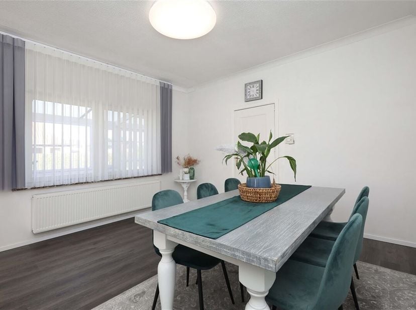 Ruime gemoderniseerde woning met 3 slaapkamers (mogelijks 4) en grote tuin van +- 10 are&lt;br /&gt;
Ligging :&lt;br /&gt;
+ Gelegen in een rustige straat met enk