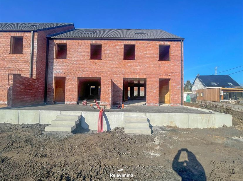 Nouvelle maison deux façades (Lot 2) avec trois chambres (poss quatre et bureau - OPTION), une salle de bain, deux emplacements de parking et jardin.