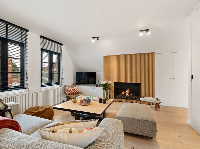 Maison familiale UNIQUE au centre de Knokke à distance de marche de la Lippenslaan avec garage intégré.&lt;br /&gt;
Disposition :&lt;br /&gt;
*Hall d&#039;entrée avec