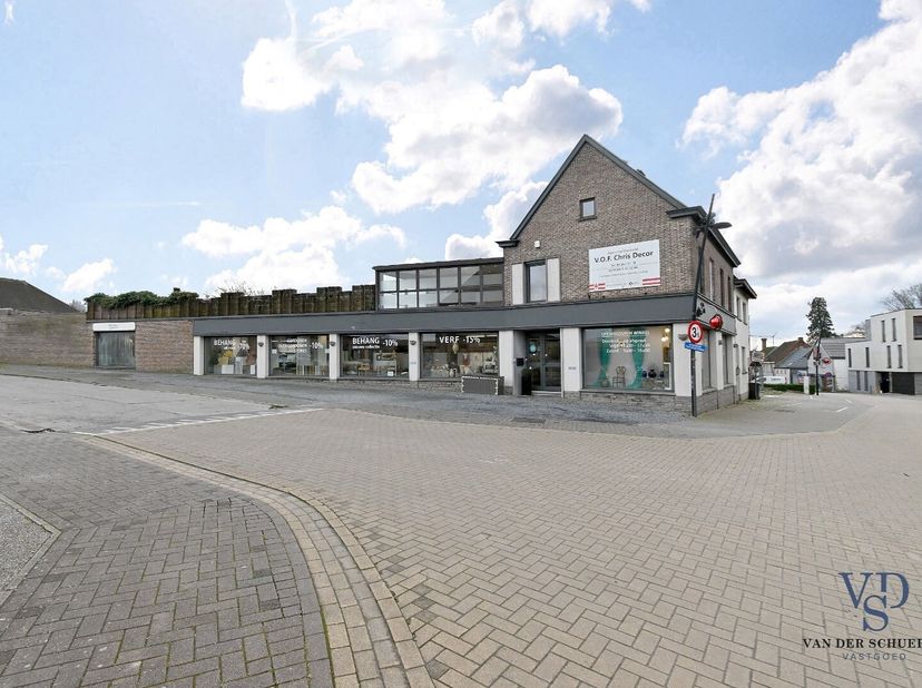 Dit handelshuis is gelegen in het centrum van de deelgemeente Balegem (Oosterzele), tegenover de kerk.&lt;br /&gt;
Het gelijkvloers is voorzien van een ruim
