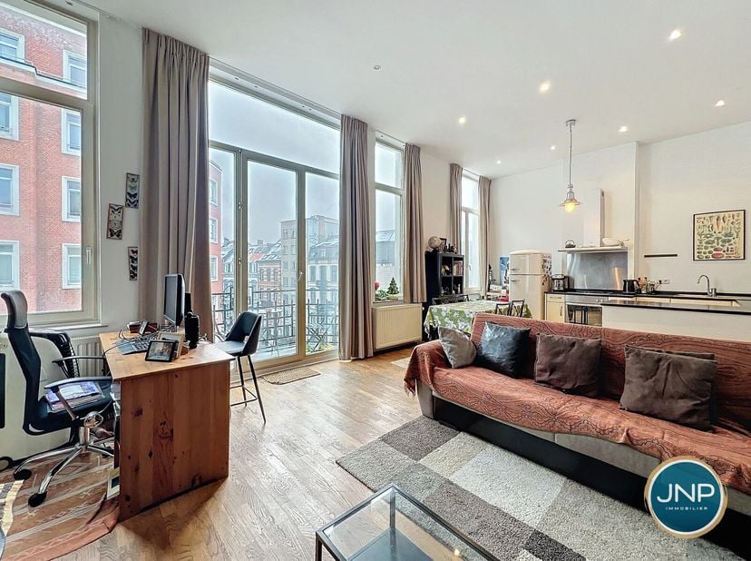 JNP Immobilier heeft het genoegen deze prachtige flat met 2 slaapkamers in een prachtig Art Deco gebouw te presenteren! Dit lichte appartement ligt op