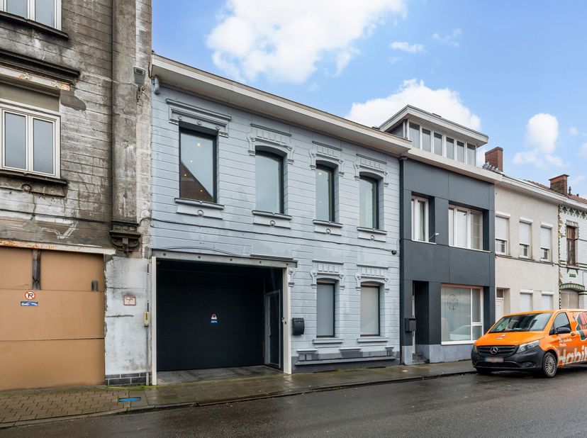 Ruim duplexappartement te huur in centrum Menen!&lt;br /&gt;
We komen binnen langs de inkomhal met een bergplaats op het gelijkvloers. Op het eerste verdiep