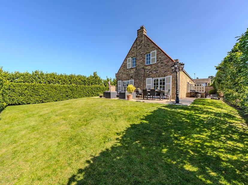 Cette charmante villa à vendre est située le long de la Steensedijk à Ostende, au cur du quartier résidentiel animé de Stene. La maison est entourée d