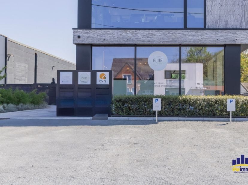 Ben je op zoek naar een unieke horecazaak met karakter en potentieel? Deze volledig eetloft - momenteel een ontbijt- en lunchbar is per direct beschik