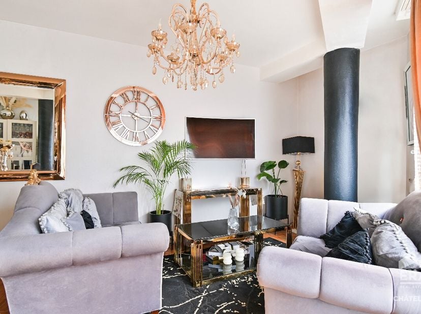ERA CHATELAIN biedt u dit 2-slaapkamer appartement + bureau aan, ideaal gelegen nabij de Squares en de Europese wijk in Brussel, met een oppervlakte v