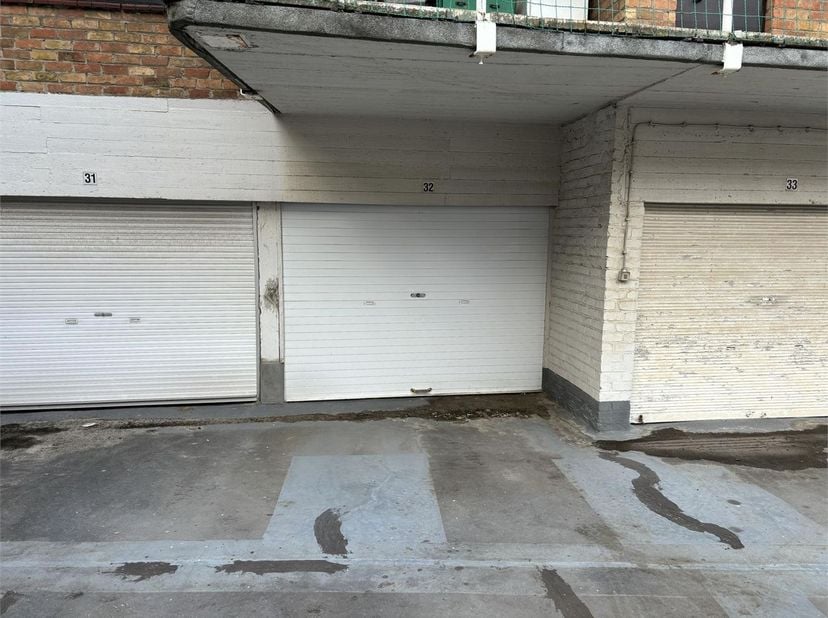 Deze afgesloten garagebox is gelegen in een afgesloten Residentie genaamd &#039;Flora&#039; nabij de Zeedijk te Oostende-Mariakerke.&lt;br /&gt;
&lt;br /&gt;
Via een automa