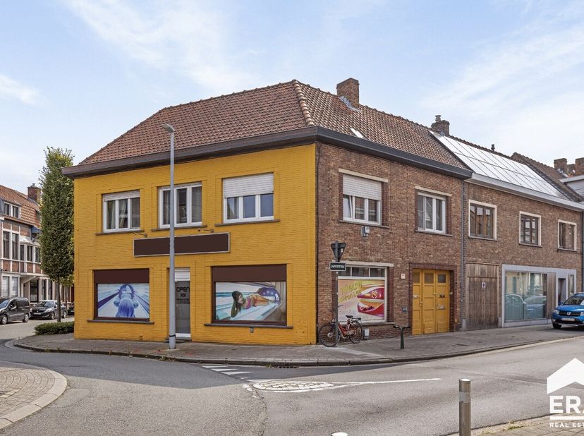 Verhuurd handelshuis met zeer veel mogelijkheden gelegen op een TOP-ligging tussen de Kruispoort en de Dampoort. Nabij de Brugse binnenstad vinden we